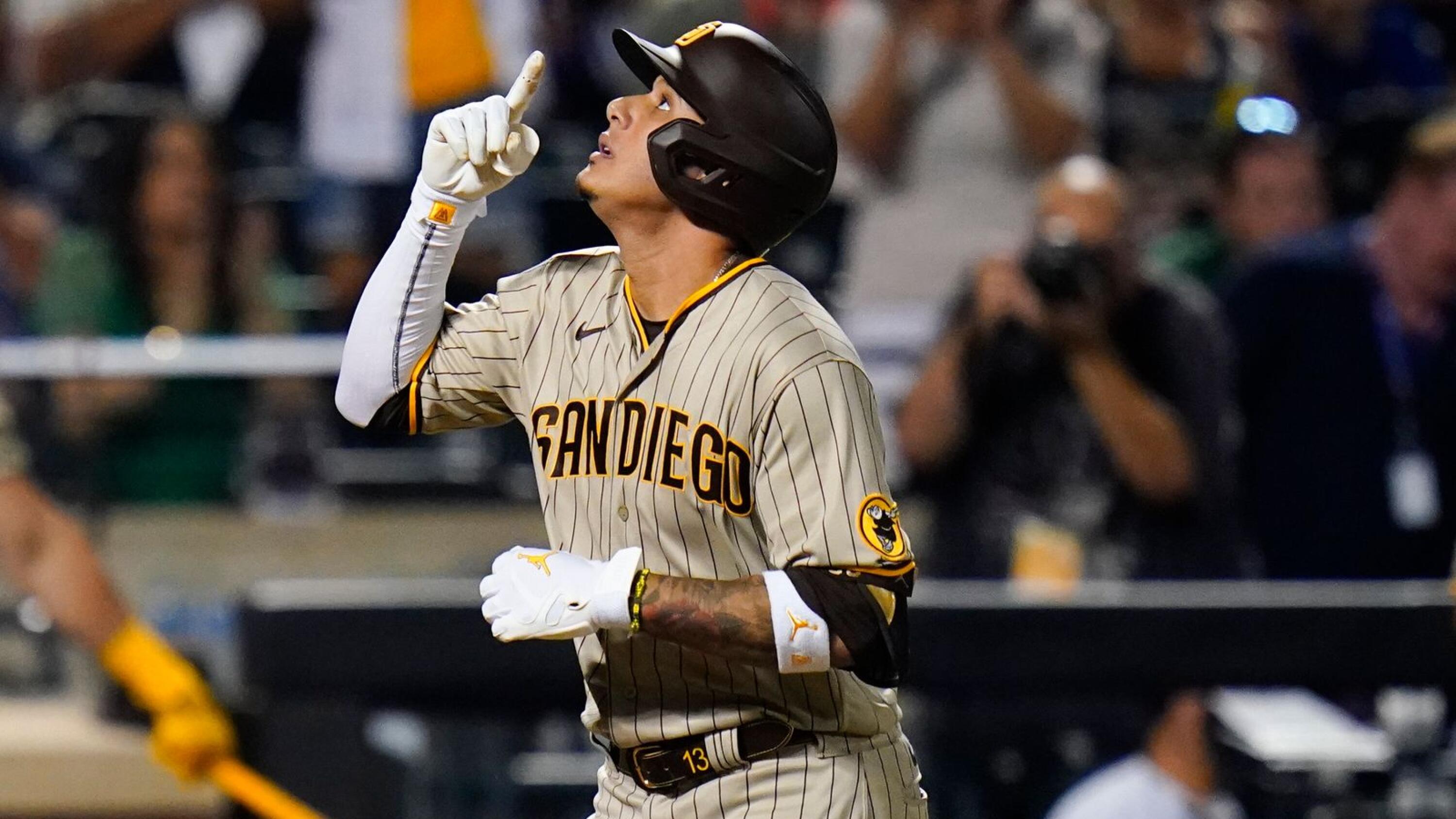 Manny Machado hits two home runs in Padres' eighth straight win