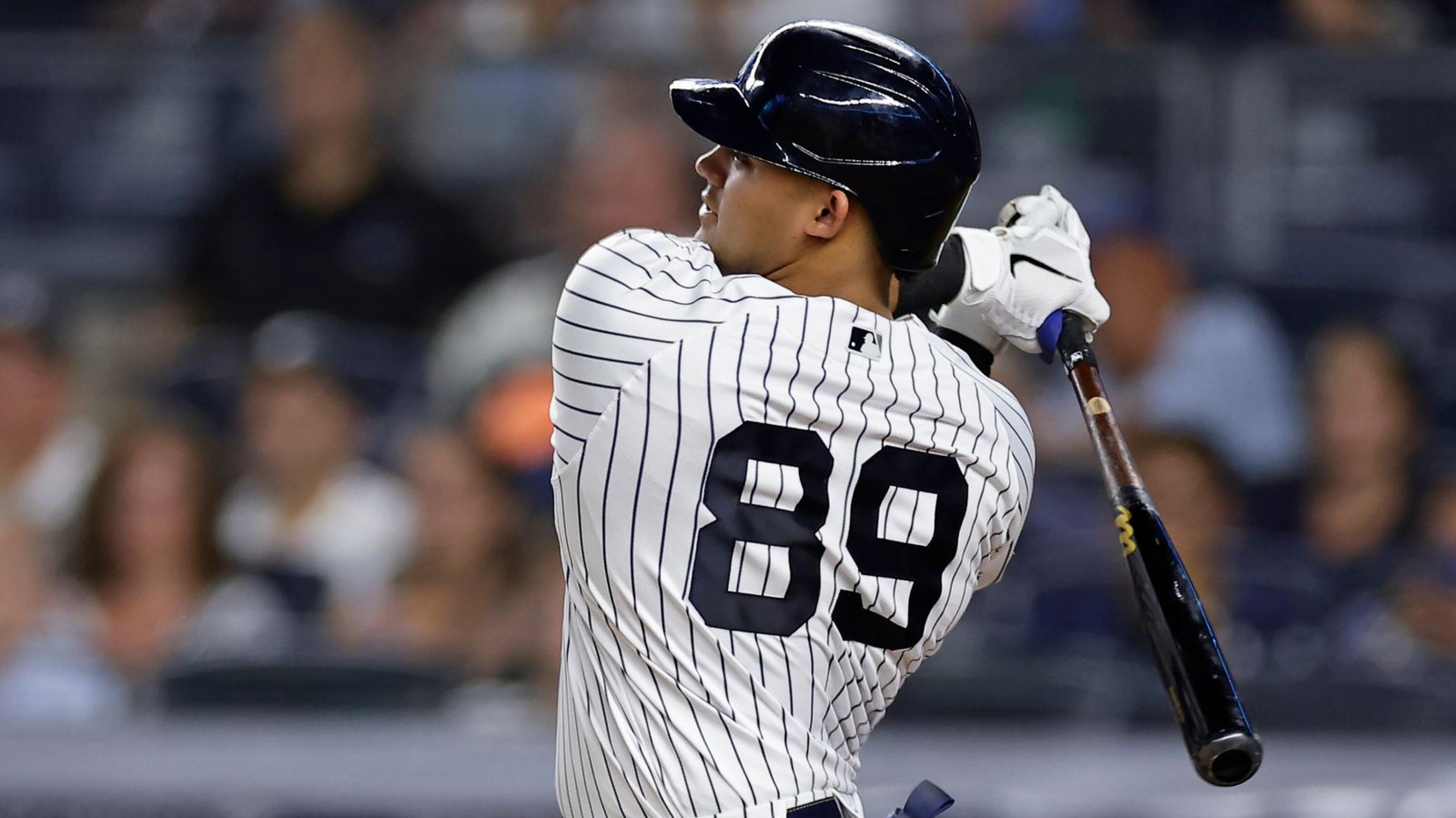 Fan throws back home run ball at Yankee Stadium, hits Yankees