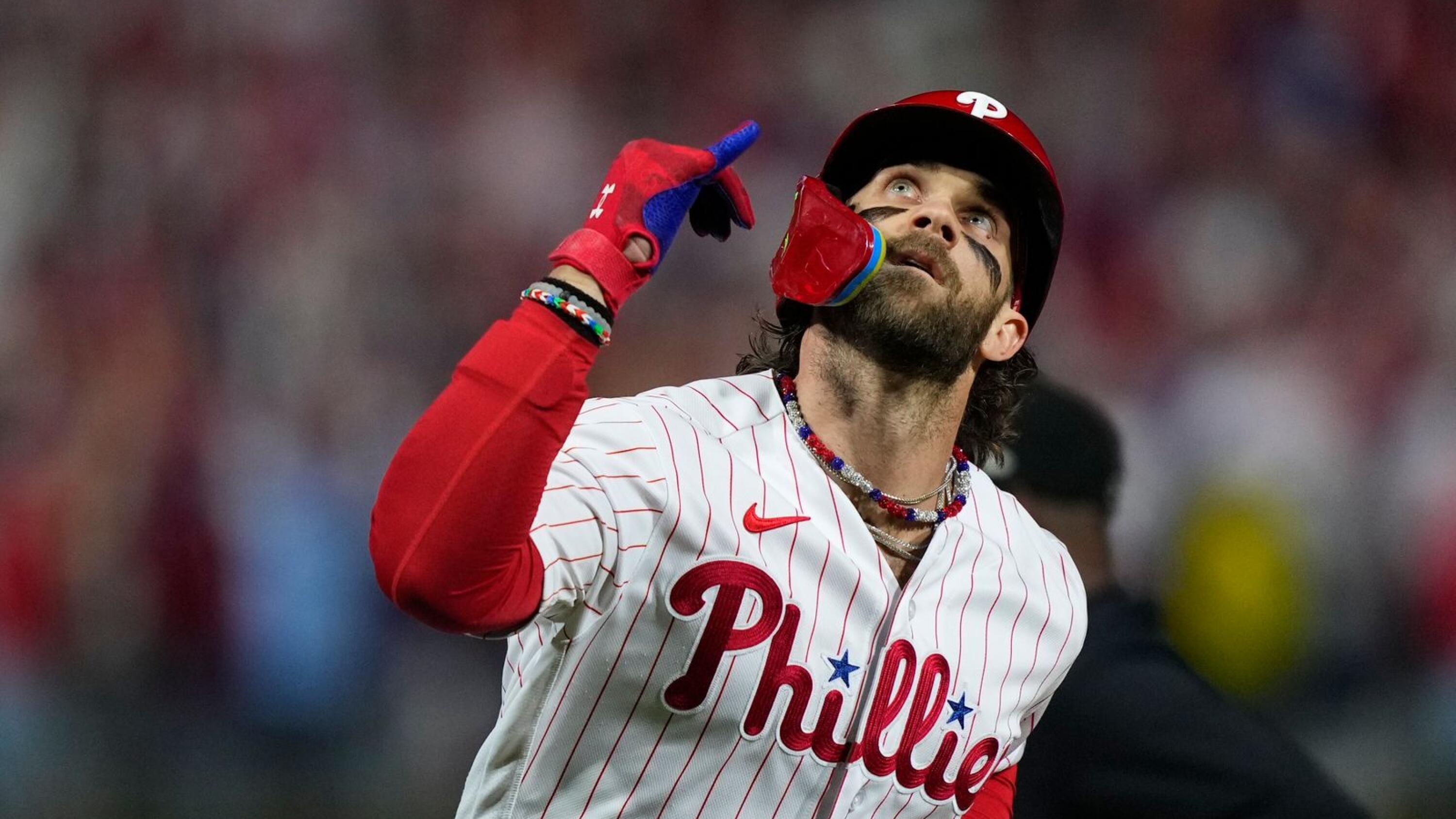 Bryce Harper Has The Most STANDARD Glove In The MLB 