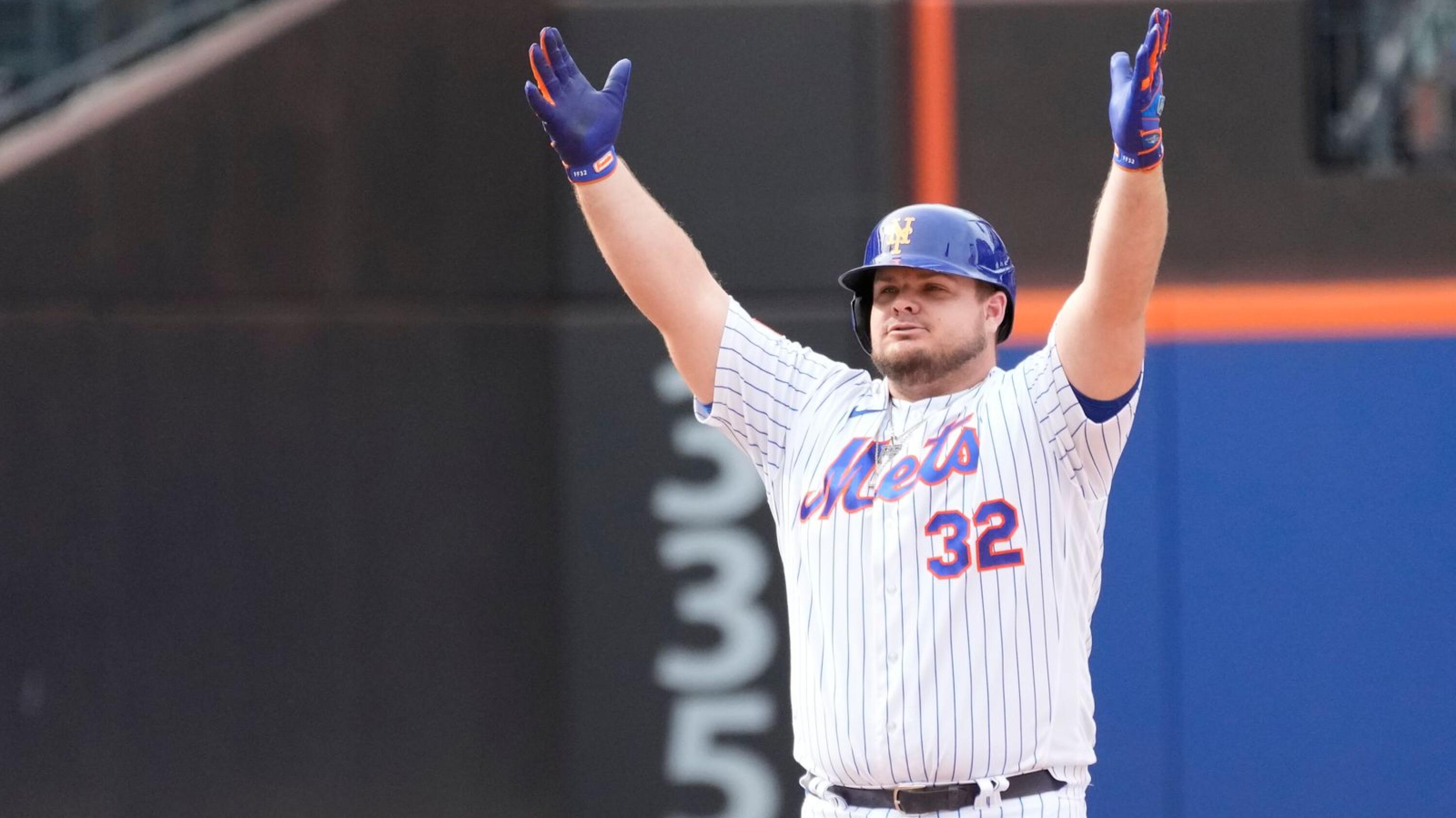 Vogelbach's 3-run double helps Mets beat Reds, who lose ground in
