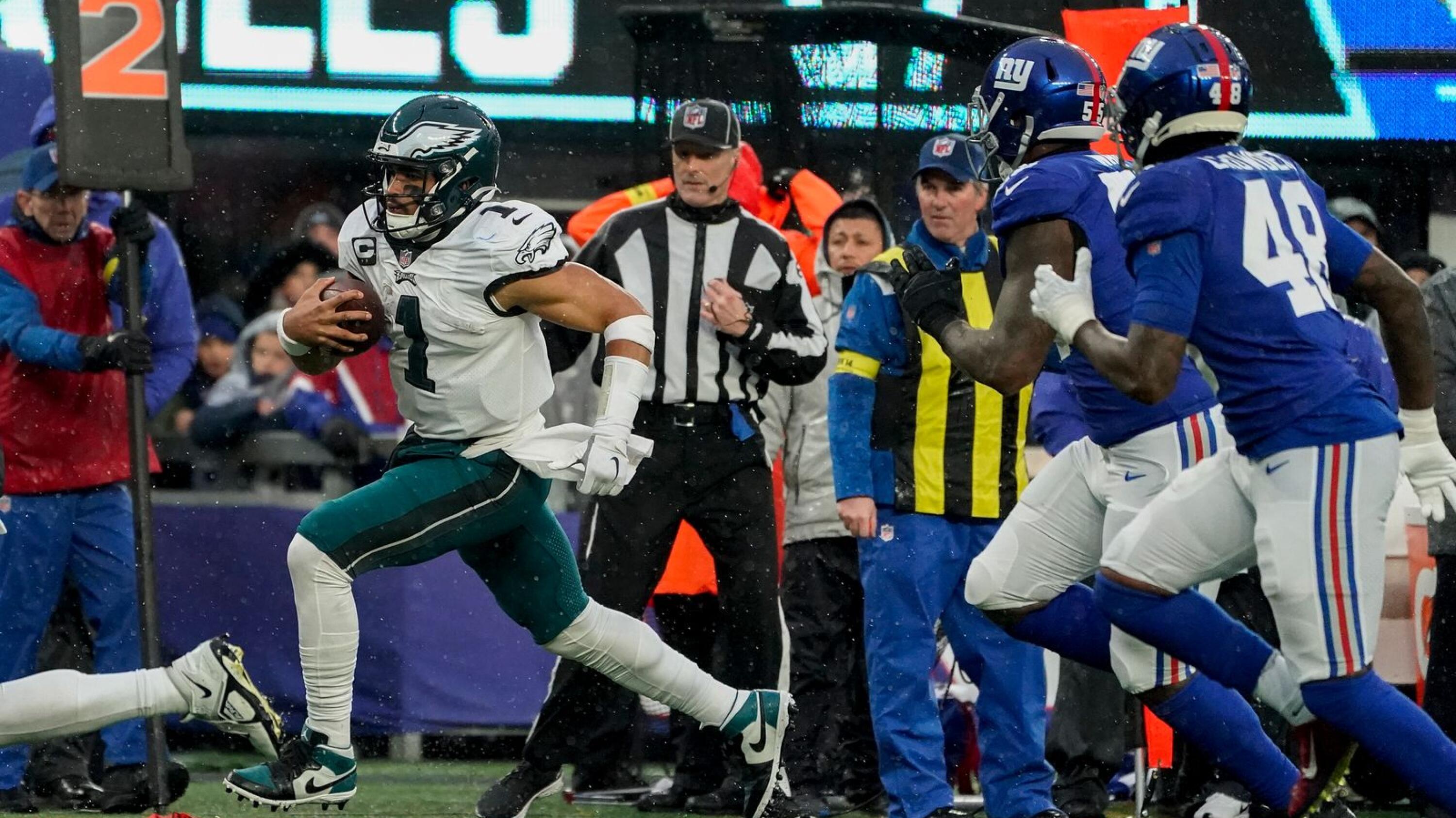 Hurts, Eagles clinch playoffs with 48-22 win over Giants