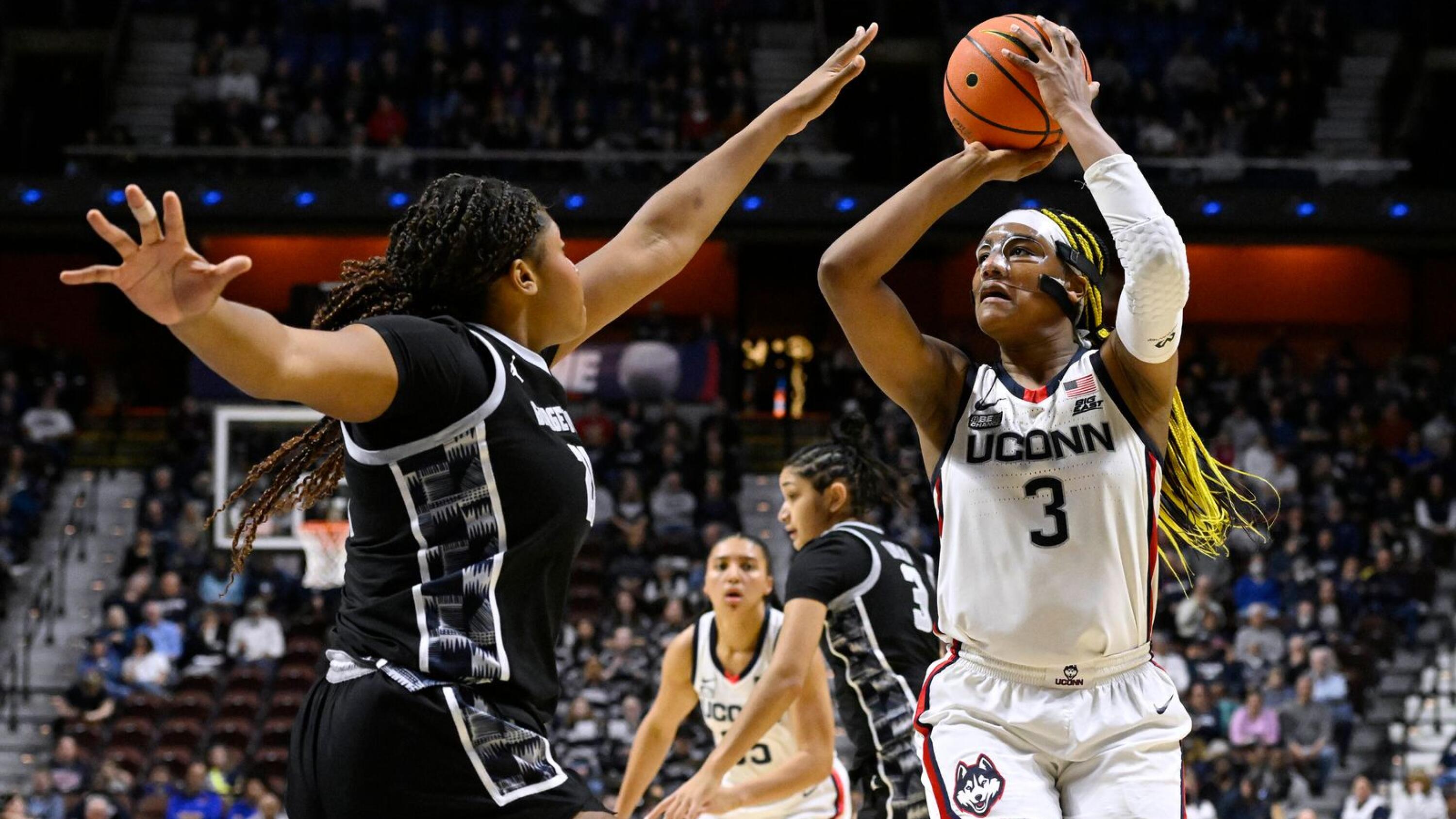 No. 4 UConn women fall to Marquette, 59-52, on the road, lose back
