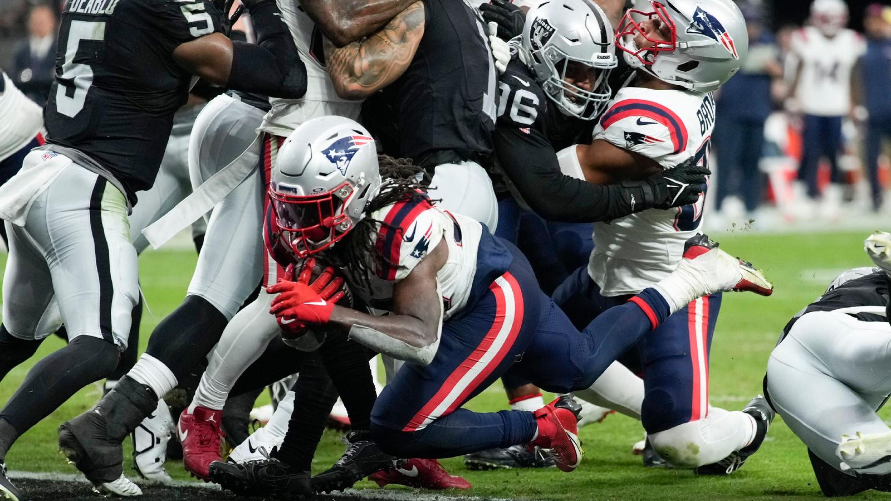Raiders hold off Patriots 21-17 after losing QB Garoppolo to back injury