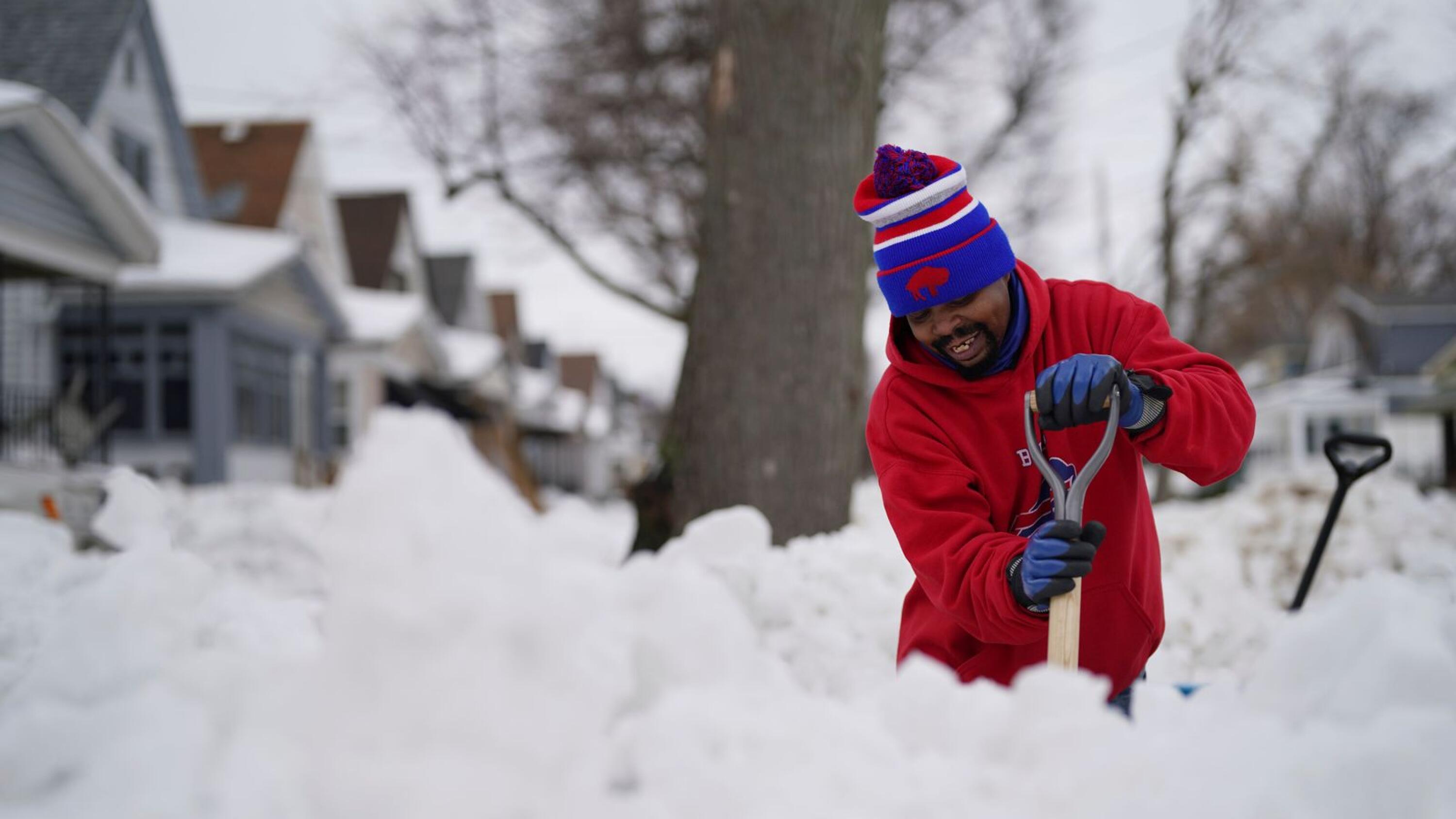 Buffalo blizzard forces Bills to spend Christmas Eve in Chicago