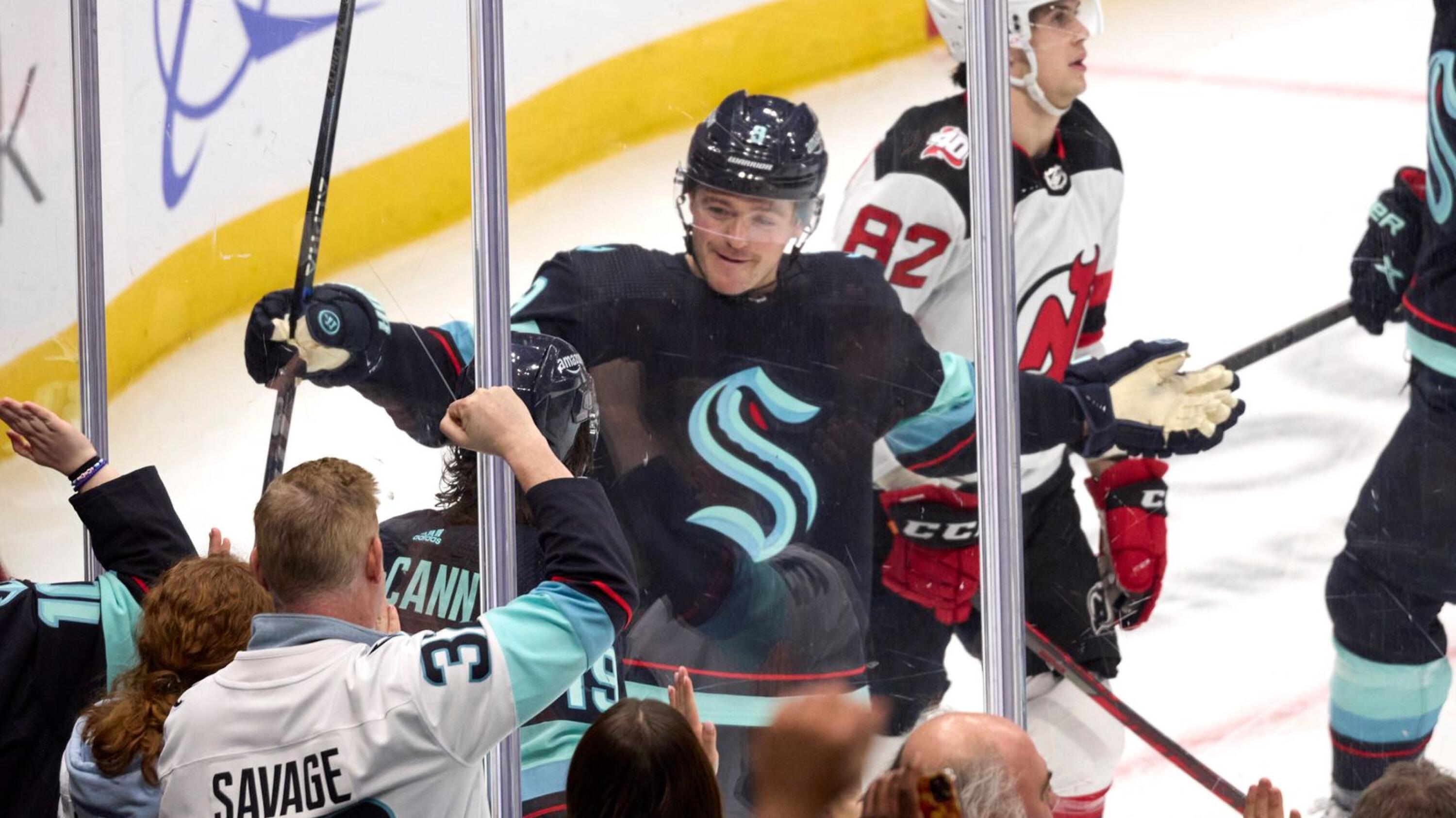 NHL-leading Devils shut out struggling Blackhawks