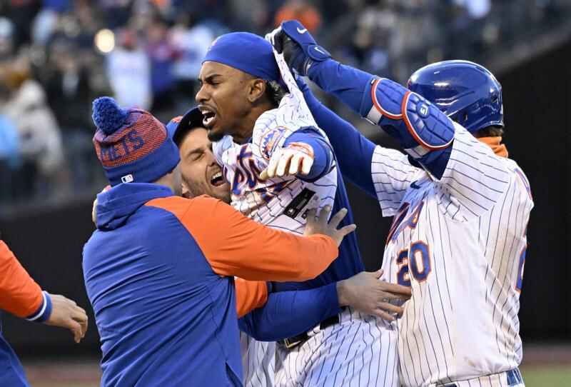 Dominic Smith comes back from the IL and hits a walk-off homer in