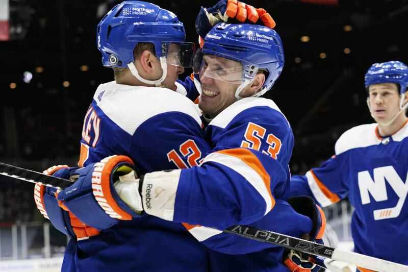 New Jersey Devils beat Islanders, win 3rd straight for first time