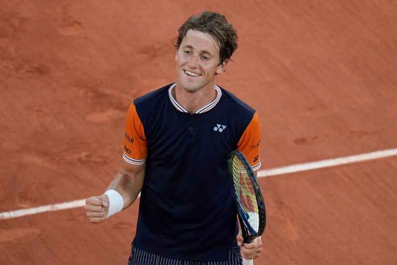 Young American player beats 2017 French Open champ in Paris