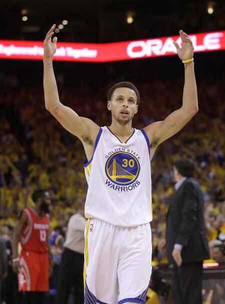 Why Stephen Curry wears a full shooting sleeve on one arm during Warriors  games