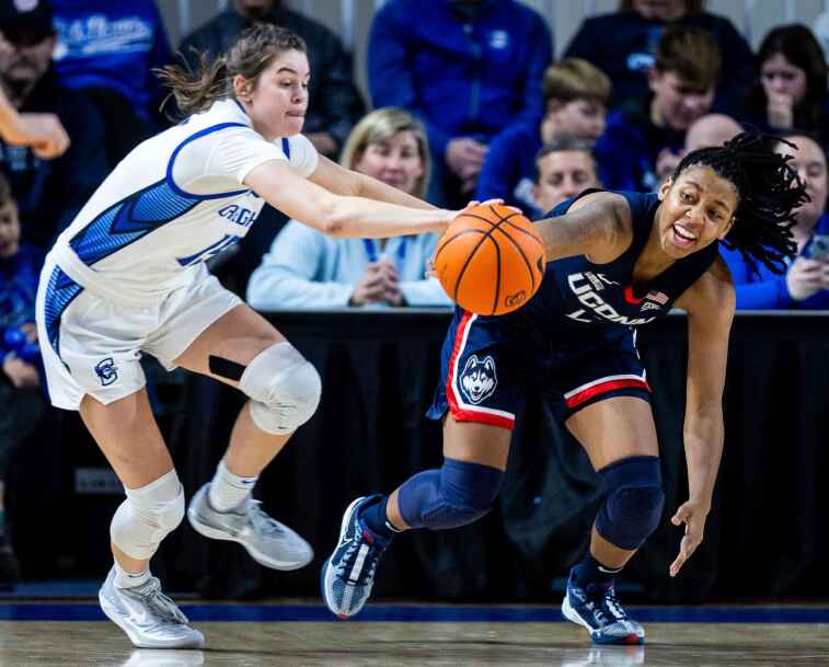 Bueckers' 24 leads No. 12 UConn women to an easy 94-50 Big East win over  No. 21 Creighton