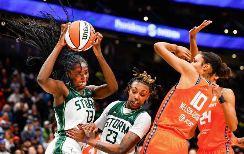 Candace Parker breaks WNBA record with 3rd career triple-double