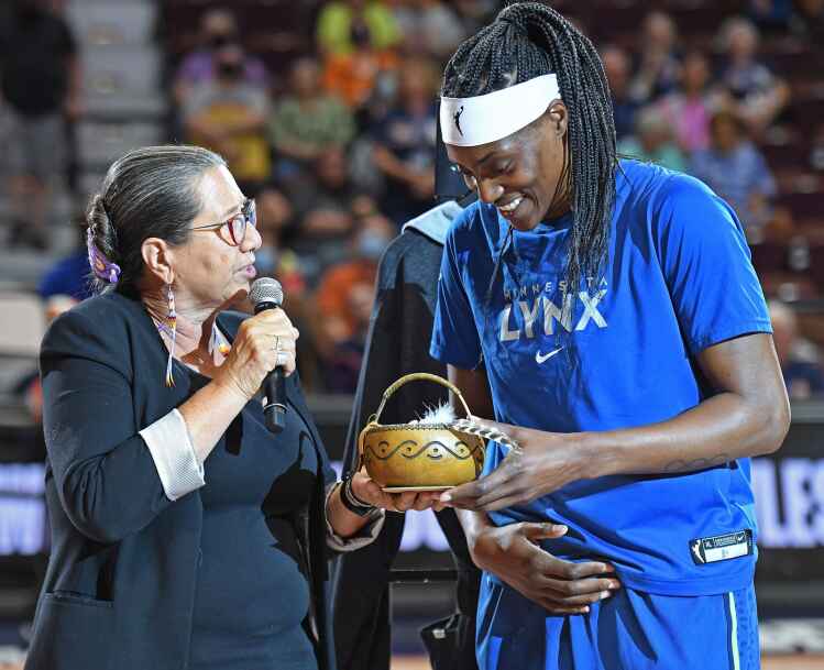 Flowers for Fowles in Lynx home finale