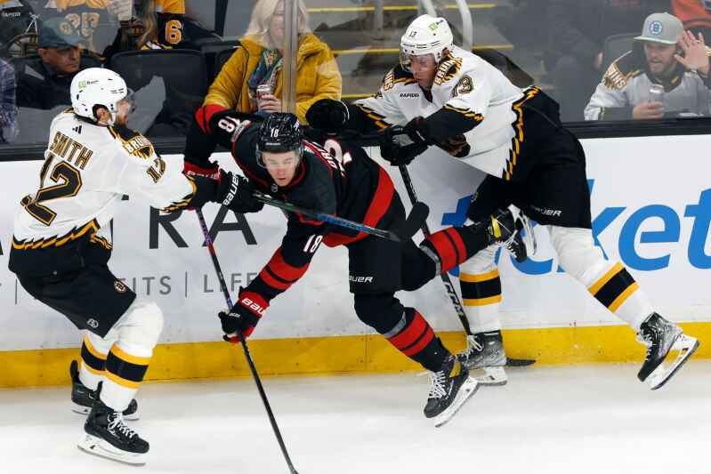 Boston Bruins goaltender Linus Ullmark leaves Friday's game with upper-body  injury