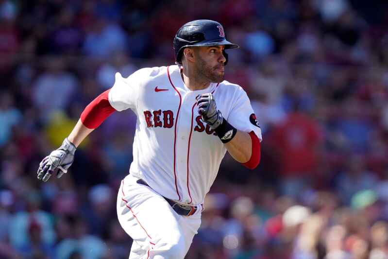 Red Sox score three in 10th inning to overtake Twins