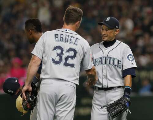 Ichiro cheered at Tokyo Dome, Mariners top A's 9-7 in opener