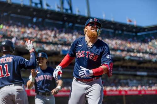 Justin Turner homers late, but Red Sox lose to Giants 4-3 in 11th inning