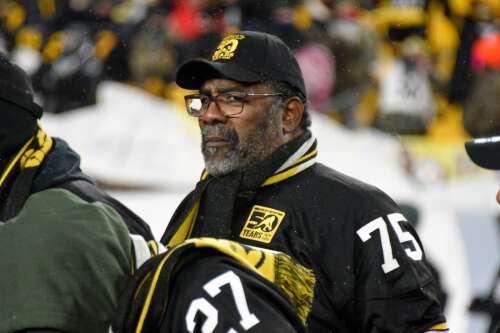 Franco Harris' widow on field in Pittsburgh as his No. 32 retired