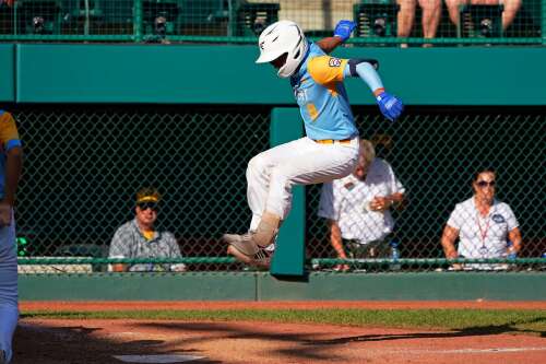 Hawaii smashes five home runs to blank Tennessee and reach U.S.