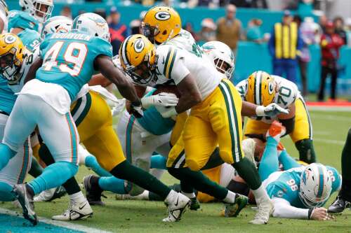 Tagovailoa throws 3 picks, Packers defeat Dolphins 26-20 - Hawaii