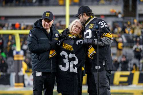 Harris' widow on field in Pittsburgh as his No. 32 retired