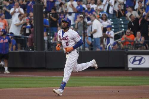 Reds score four runs in first inning to beat Mets