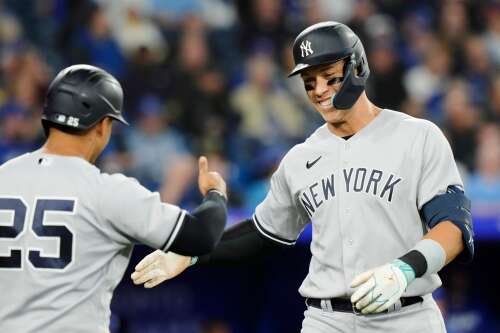 Romero leaves game with knee discomfort as Jays beat Yankees 3-2