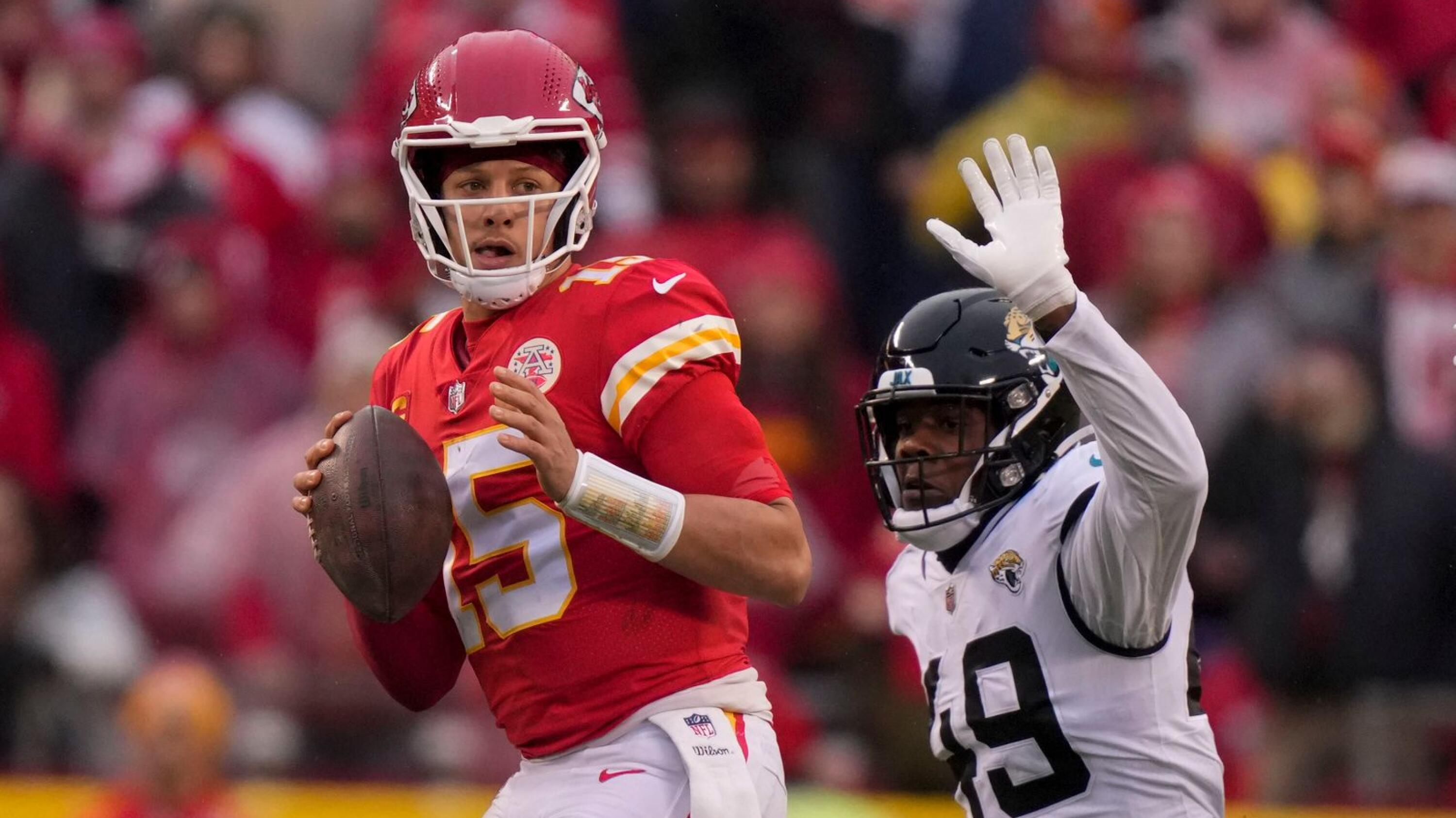 Chiefs, led by hobbled Mahomes, beat Jags 27-20 in playoffs