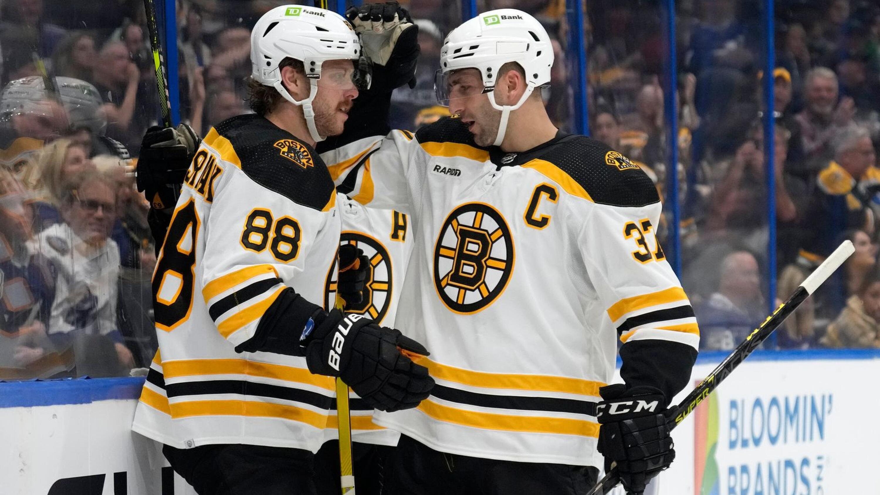 Patrice Bergeron injury: Bruins forward leaves with upper-body