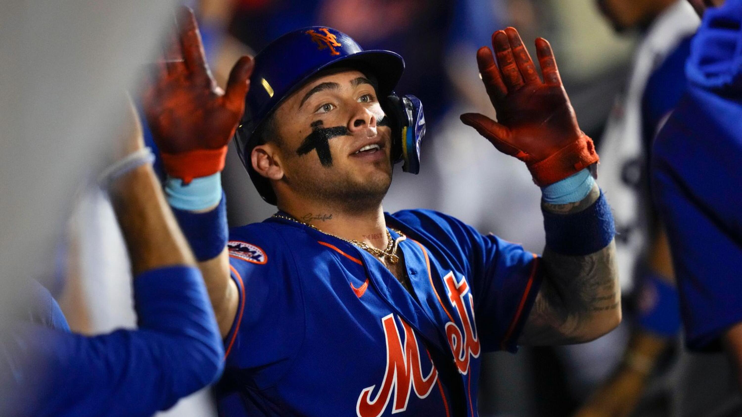 Álvarez homers twice, Mets hold on to beat White Sox 11-10 after