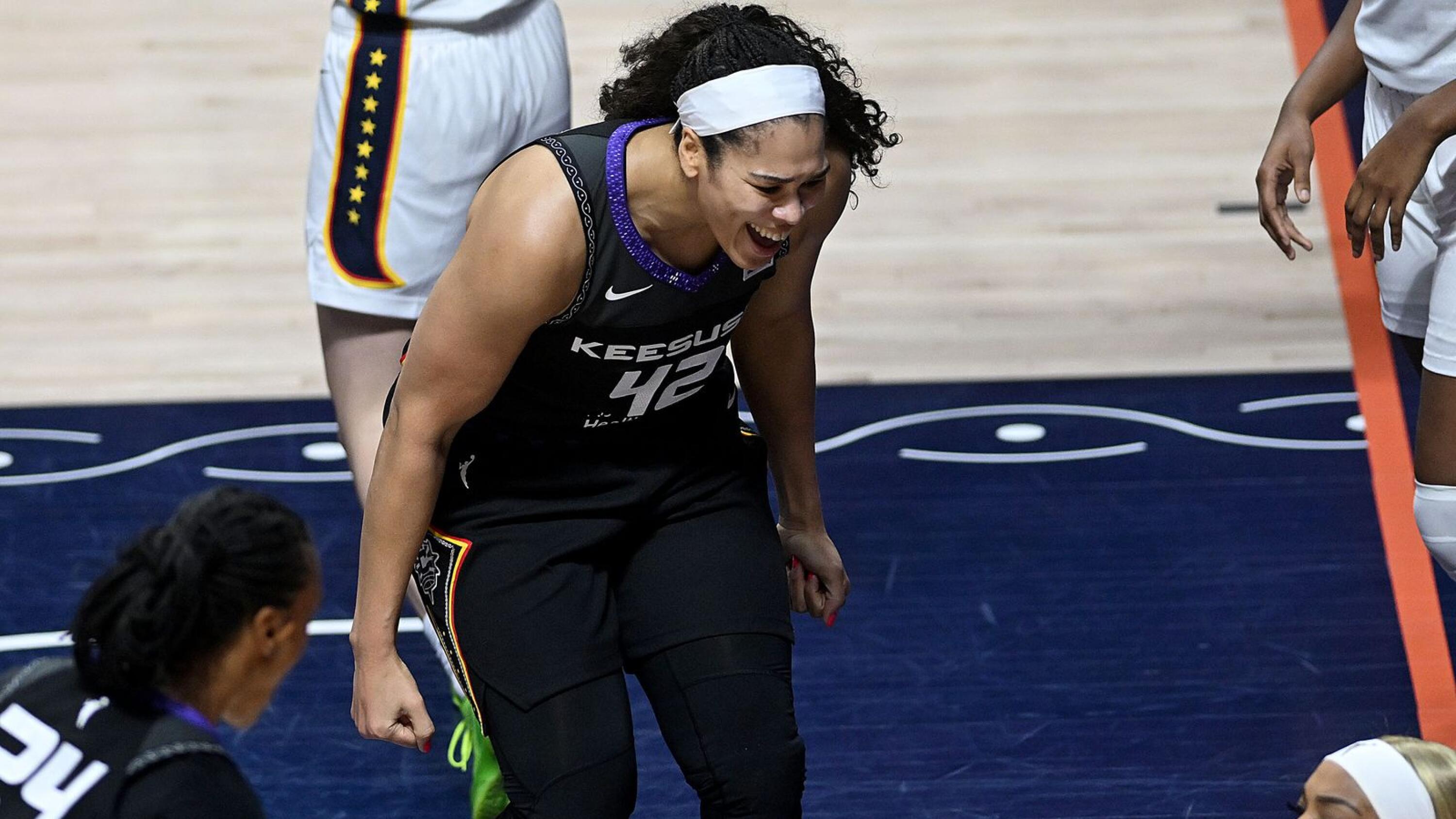 Connecticut Sun takes win from Indiana Fever in regular season opener