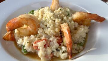 Thumbnail image for: Review: J&G Rail Side in Pawcatuck puts a delicious emphasis on seafood