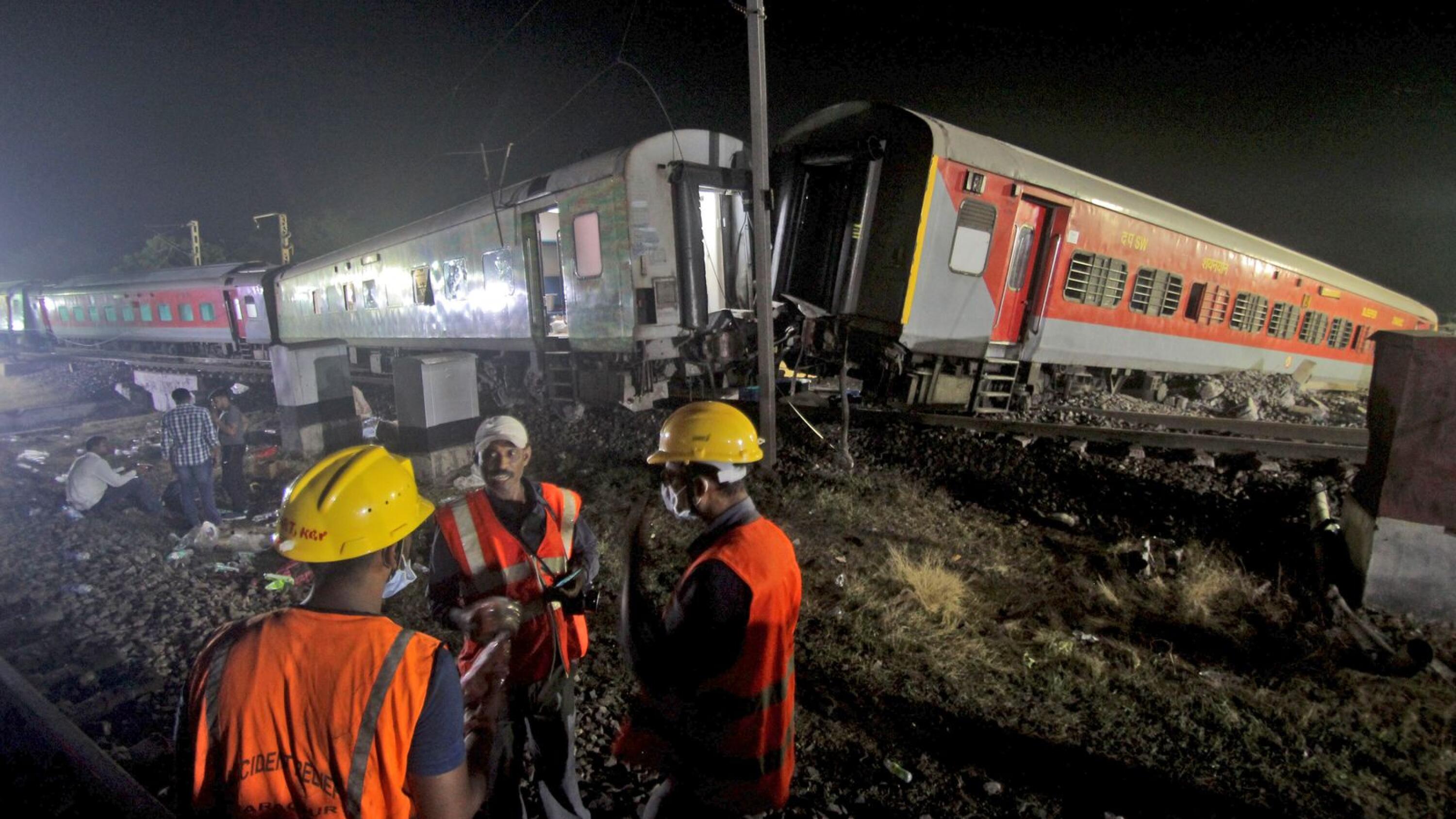 More than 200 killed, 900 hurt when 2 trains derail in India 